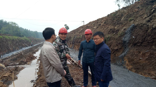 局长向爱农一行检查督导续建配套与节水改造工程