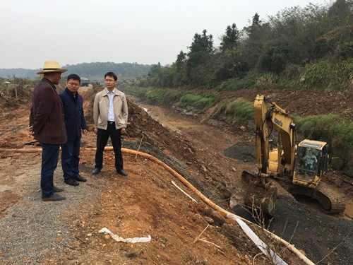 局长向爱农一行检查督导续建配套与节水改造工程